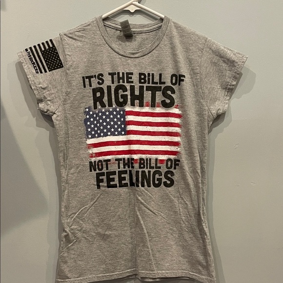 Gildan Tops - Gray Graphic T-Shirt with American Flag - bill of rights not freedoms small